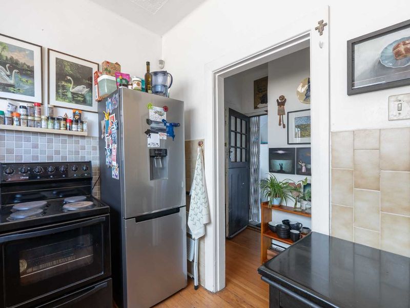 One Bedroom Apartment in Prime Vredehoek Location - Photo 7