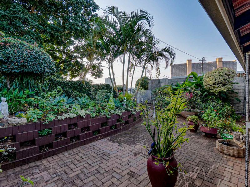 Level land pet friendly simplex - Photo 3