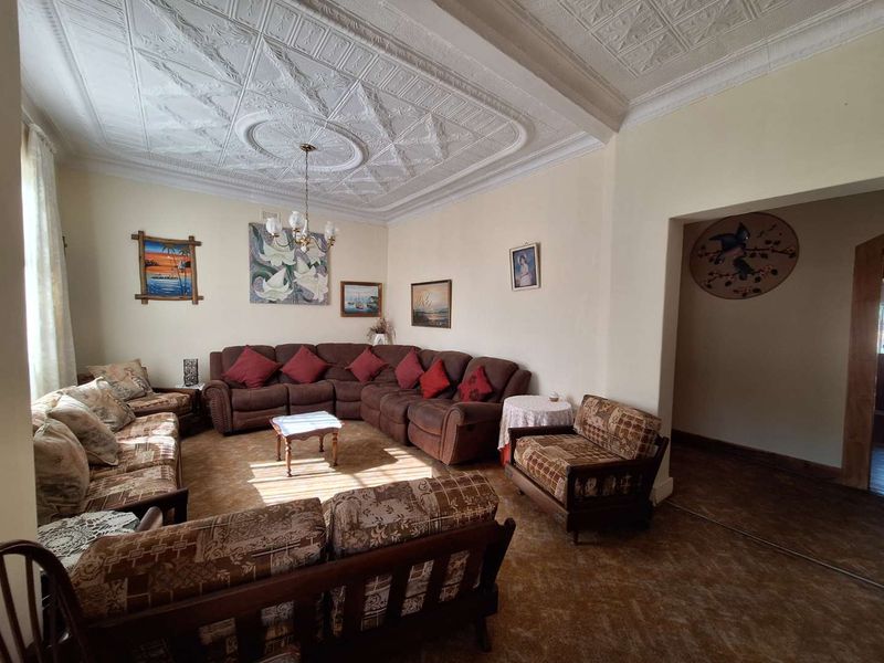 Bright, Spacious Living with Bonus Outbuildings & Garages in Boksburg North - Photo 8