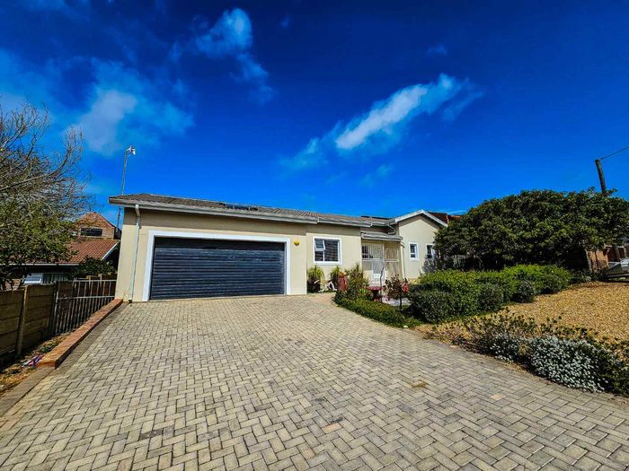 Property #2370314, House For Sale in Still Bay West