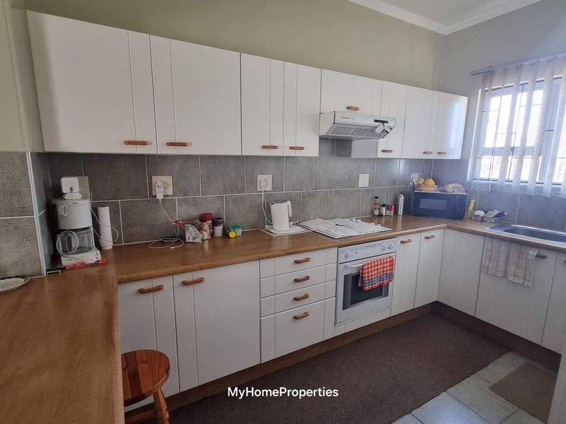 House with Flat for Sale, Central, Swakopmund - Photo 9