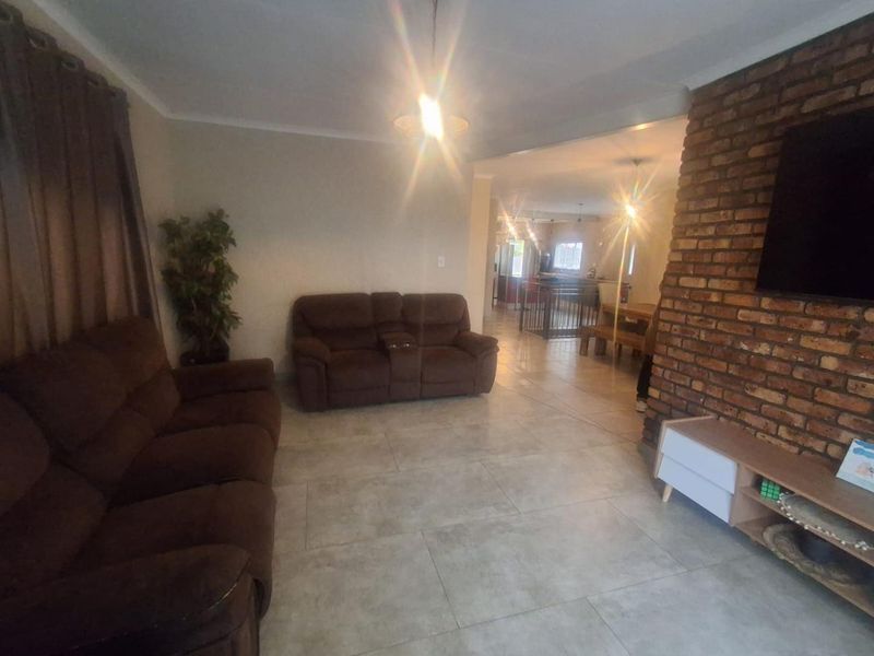 BEAUTIFUL LIVING IN THE HEART OF MULBARTON - Photo 9