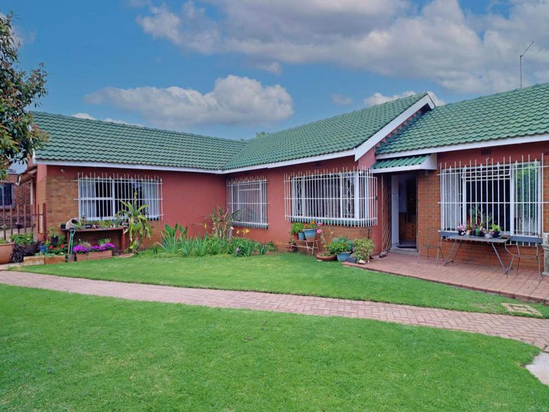 4-Bedroom Family Home with Dual Access, Pool & Double-Volume Workshop | Exclusive RNS - Photo 2