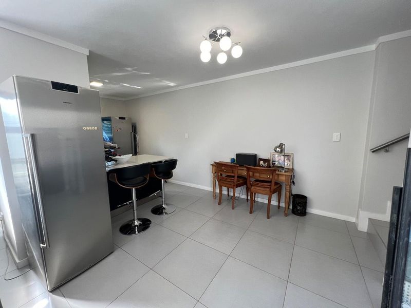 Elegant 2 Bedroom, 2 Bathroom Duplex for Rental in Secure Estate - Photo 8