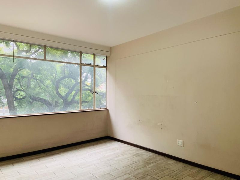 Private Bedrooms with Ample Storage in Shared Apartment - Photo 5