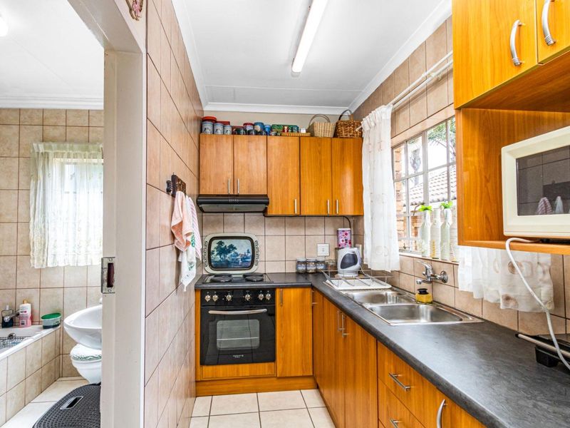 HOUSE WITH SEPARATE FLAT IN MINT CONDITION - Photo 10