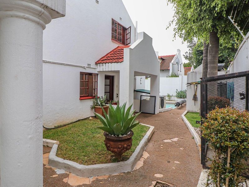 3 Bedroom Townhouse in the Heart of Bryanston - Photo 3