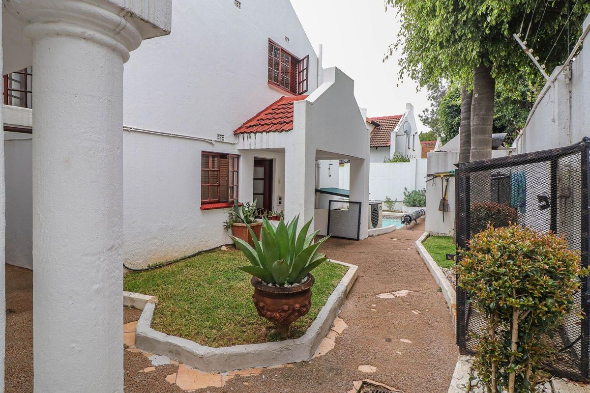 3 Bedroom Townhouse in the Heart of Bryanston - Photo 3