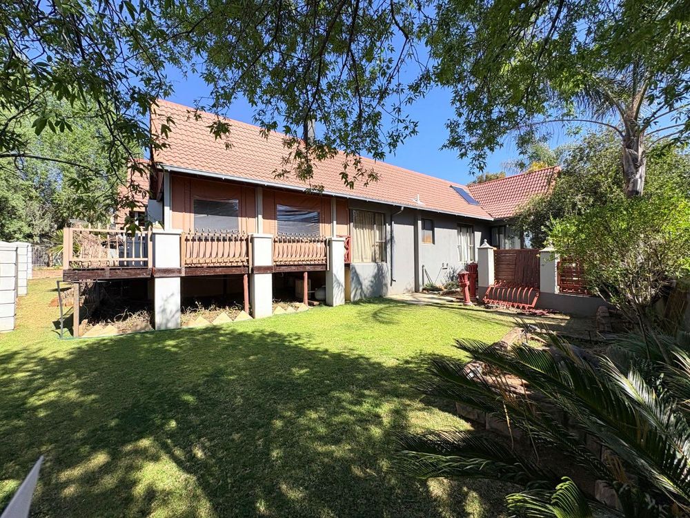 Well maintained garden and lawn.
