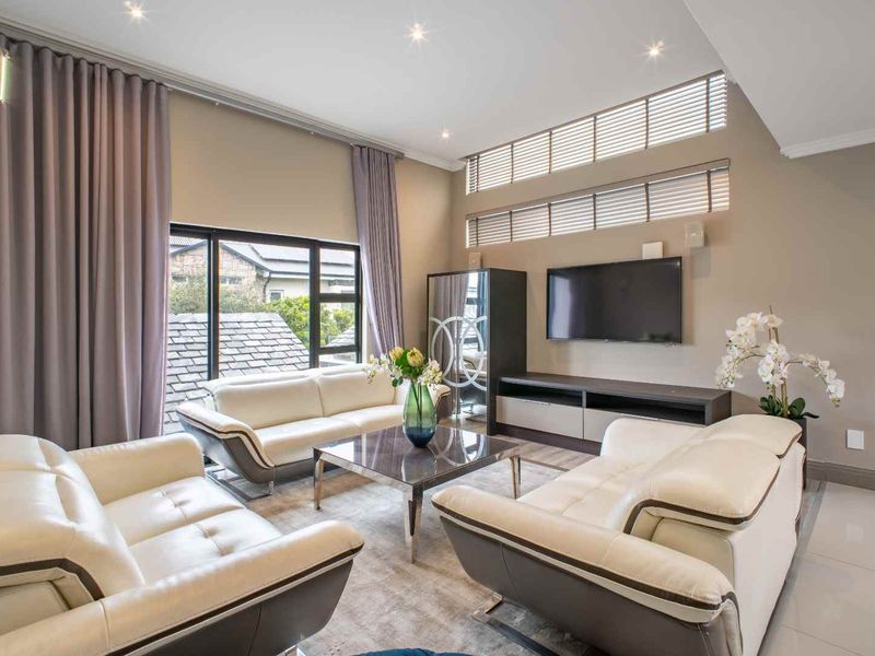 🏡 Exquisite 5-Bedroom Luxury Home for Sale in Helderfontein Estate - Photo 5