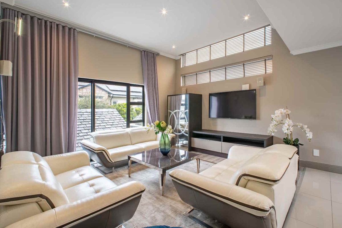 🏡 Exquisite 5-Bedroom Luxury Home for Sale in Helderfontein Estate - Photo 5