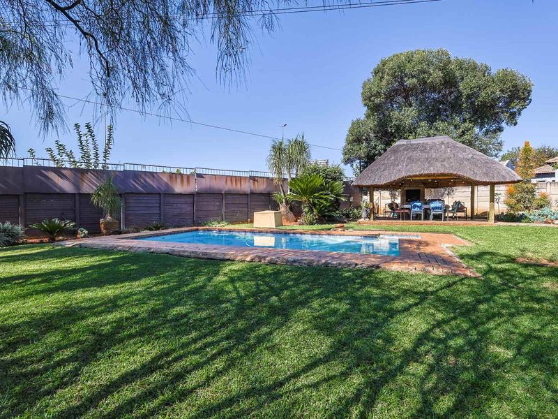 Beautiful 3-Bedroom Family Home with Fantastic Entertainment Areas in Meyerspark - Photo 4