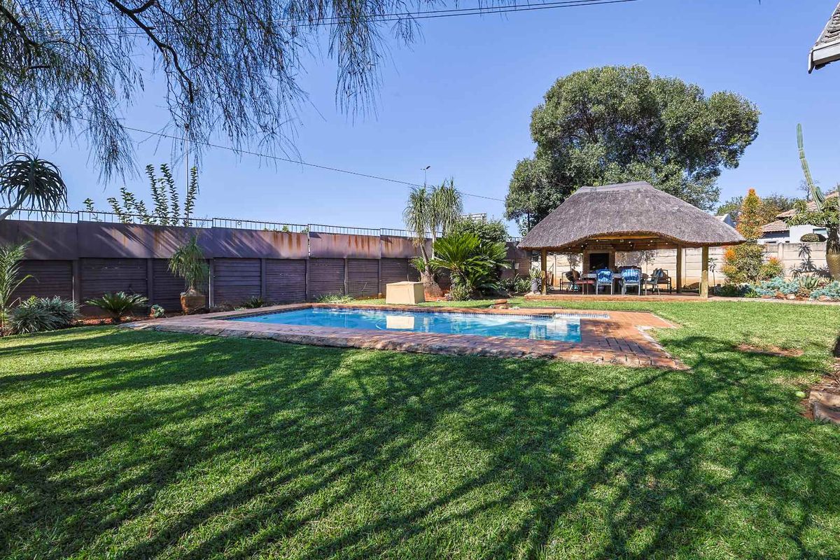 Beautiful 3-Bedroom Family Home with Fantastic Entertainment Areas in Meyerspark - Photo 4
