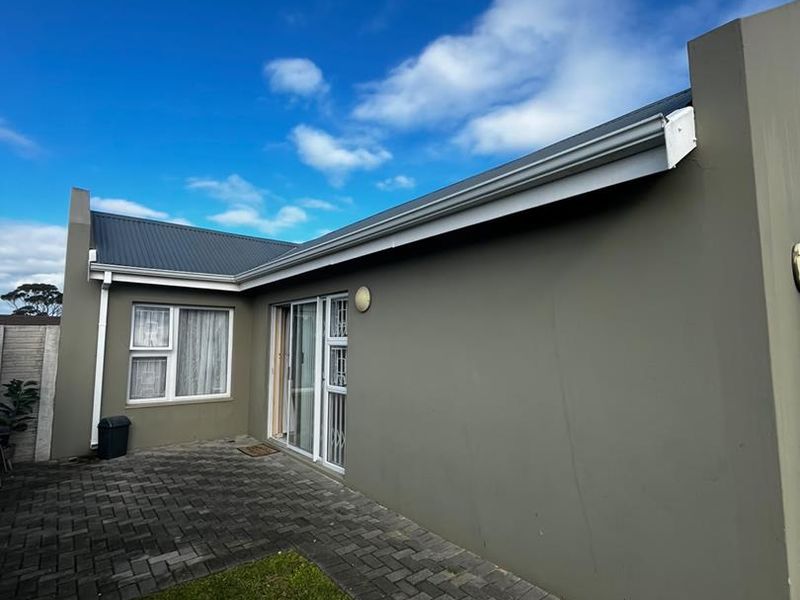 Modern & Secure 2-Bedroom Townhouse for Comfortable Living - Photo 4