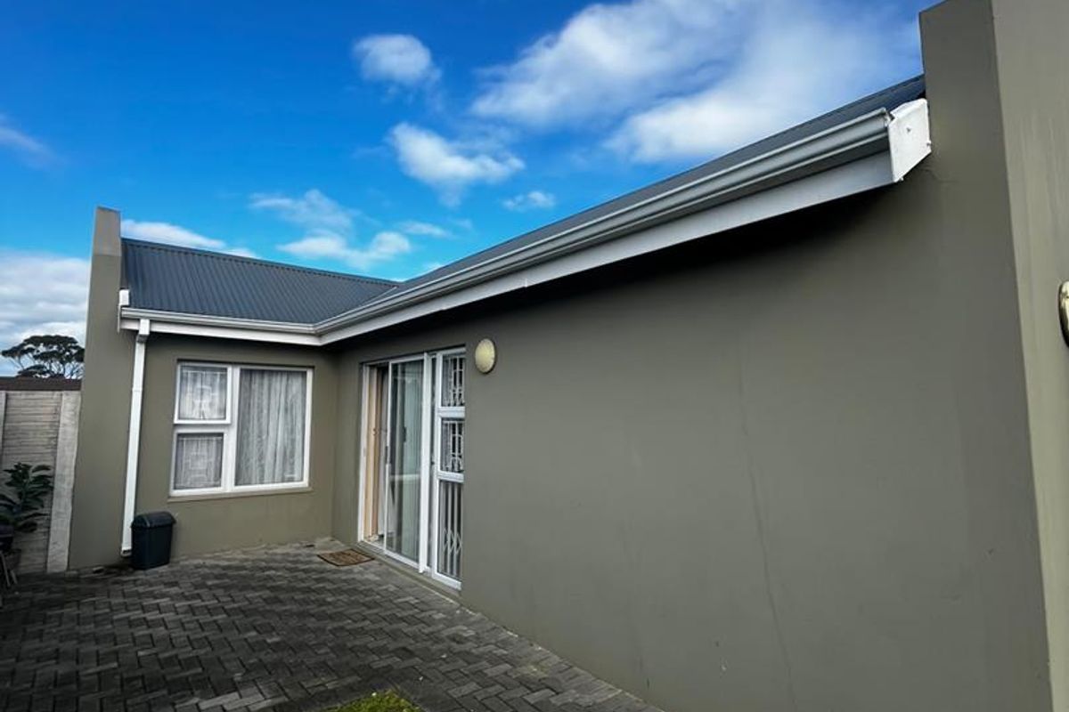 Modern & Secure 2-Bedroom Townhouse for Comfortable Living - Photo 4