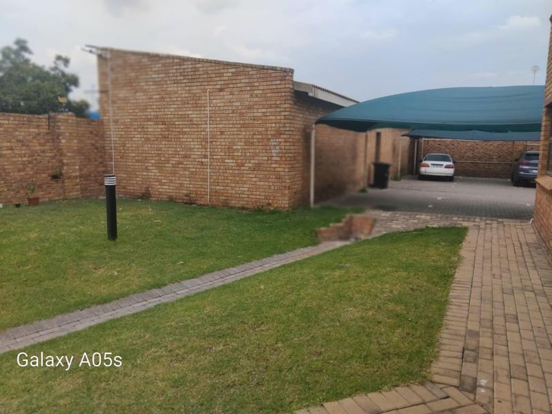 Lovely ground floor unit up for grabs. - Photo 4