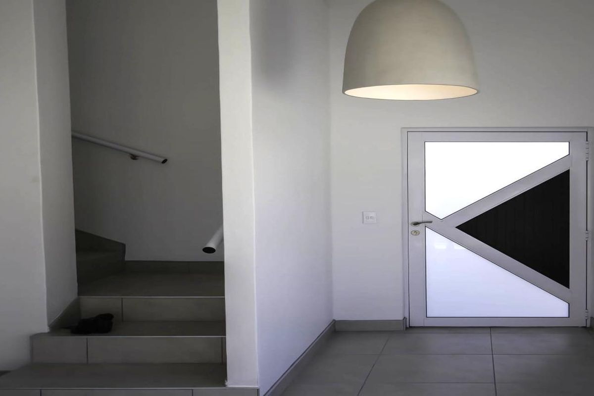 Modern New 4 Bedroom Home near the sea - Photo 2