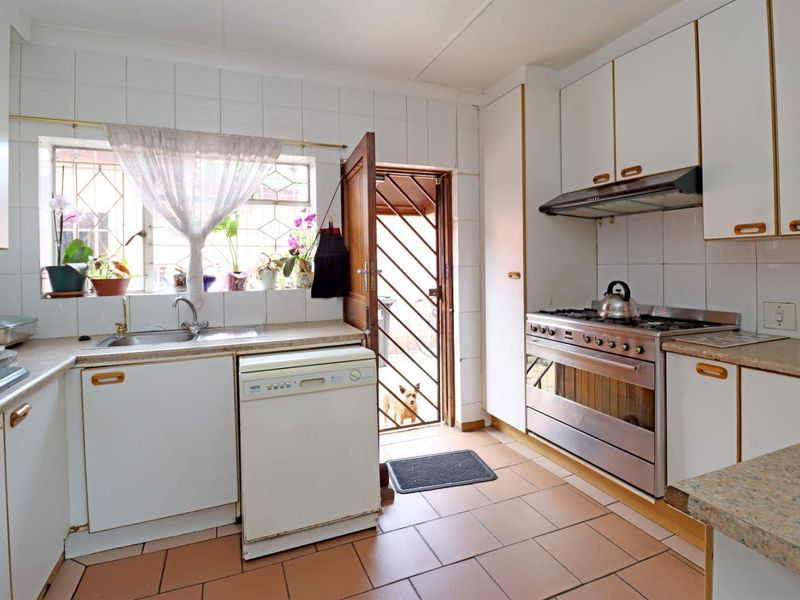 4-Bedroom Family Home with Dual Access, Pool & Double-Volume Workshop | Exclusive RNS - Photo 6