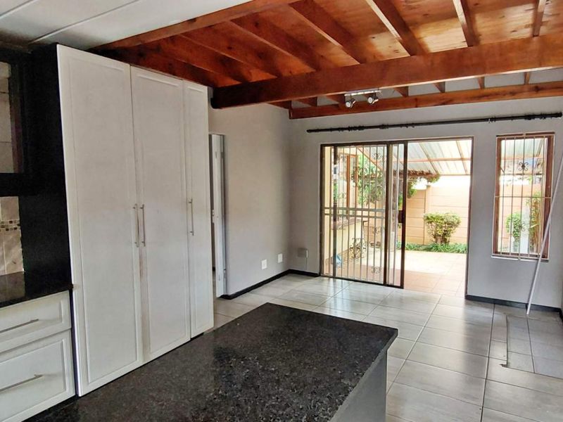 Exquisite Duplex: Modern Comfort Meets Style - Photo 6