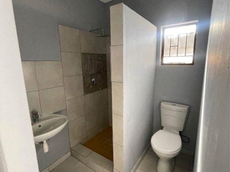 Newly renovated - Photo 5