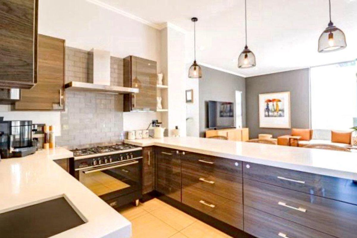 Magnificent furnished 3 Bedroom House with beautiful servants' quarters to Rent in the sought after Six Fountains Estate. For the Executive or an Embassy. - Photo 4