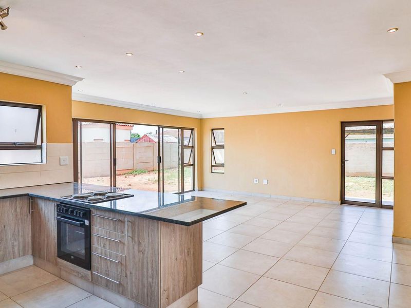 Brand new property in a quiet only 3 in a complex - Photo 8