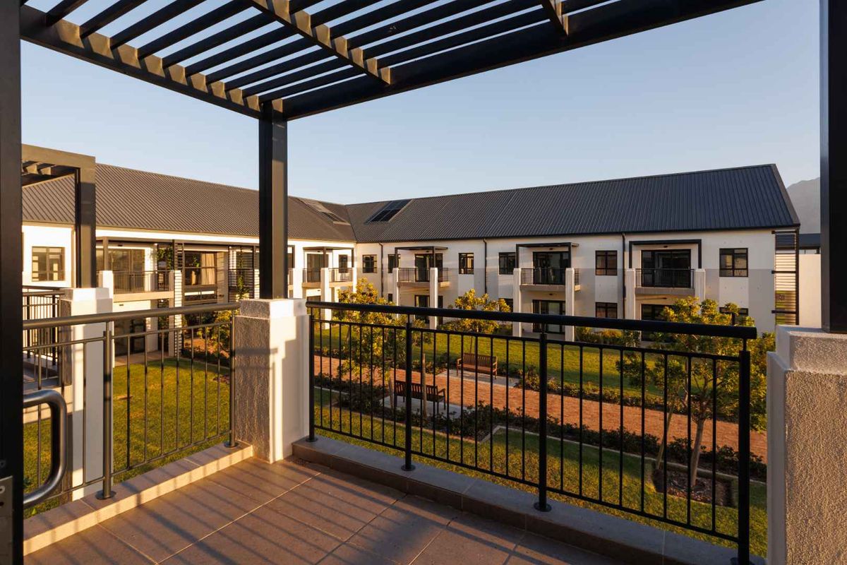 Elegant Two-Bedroom Luxury Suite with Simonsberg Views at Val de Vie Evergreen - Photo 2