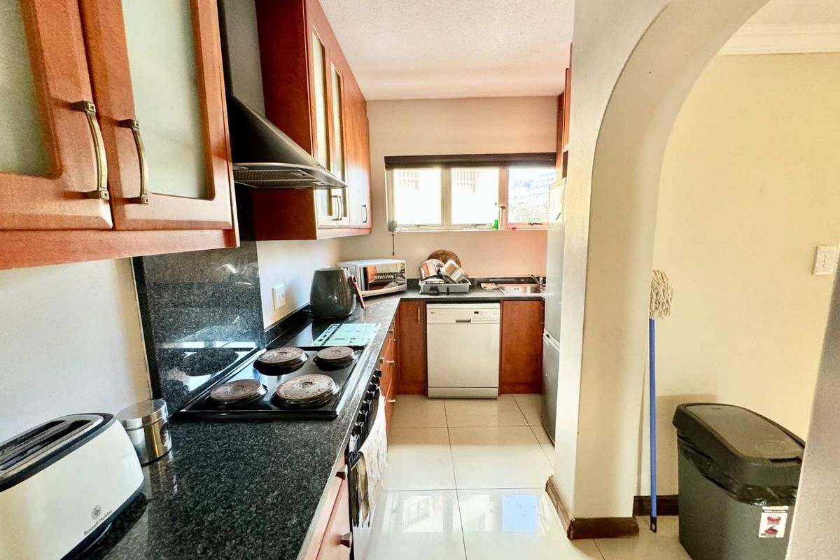 Hendra Estates - Stunning Furnished Triplex Unit For Rent In Umhlanga Rocks! - Photo 5