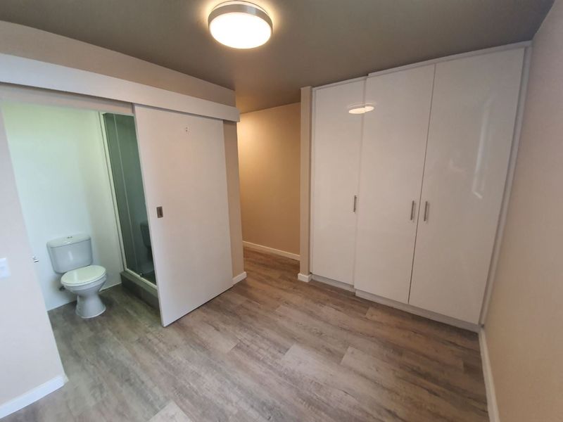 Stylish Obs Court Apartment. - Photo 10