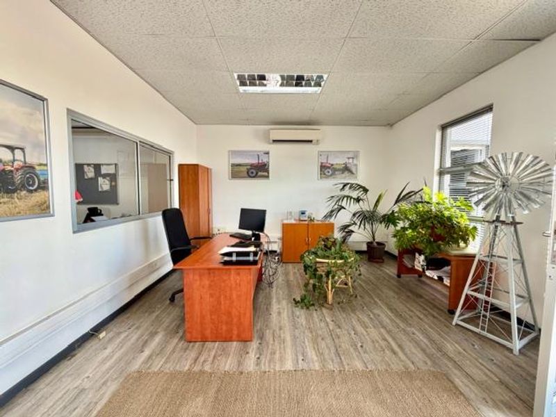 Well maintained prime commercial property for rent. - Photo 8