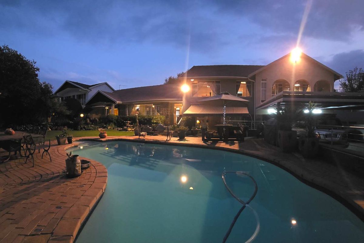 Stunning Home - Photo 2