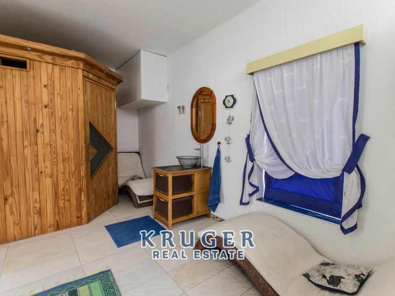 4-BEDROOM DOUBLE STOREY HOUSE WITH SWIMMING POOL - Photo 9