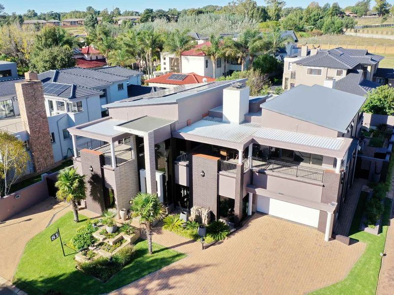 Double-Storey Luxury Masterpiece in Ebotse Golf & Country Estate - Photo 3
