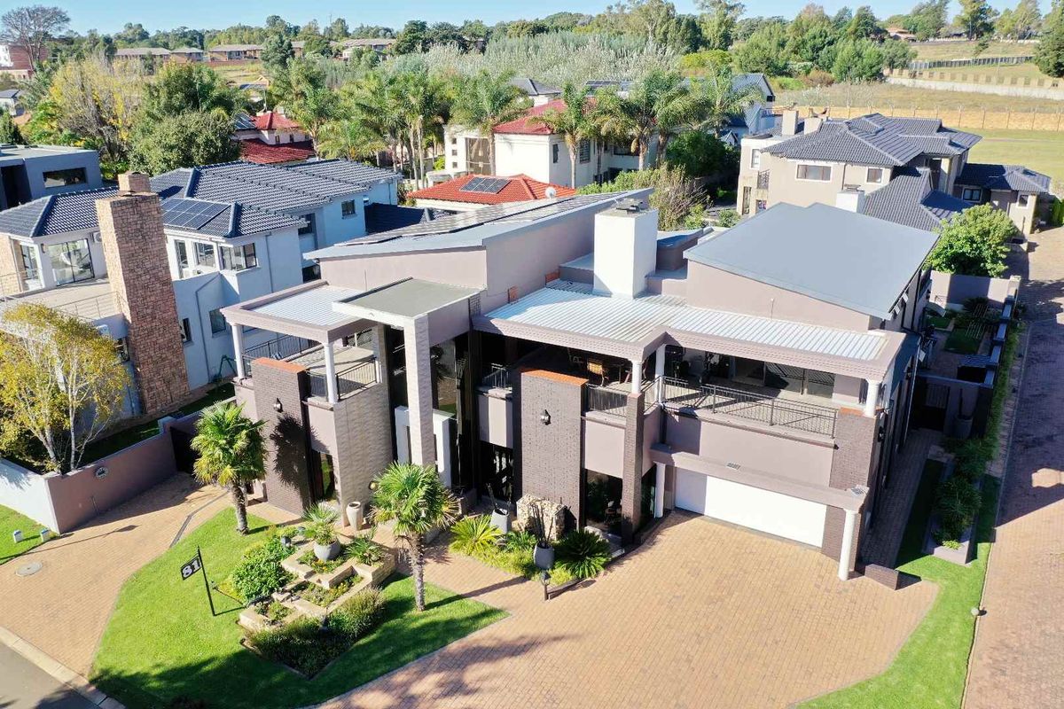 Double-Storey Luxury Masterpiece in Ebotse Golf & Country Estate - Photo 3