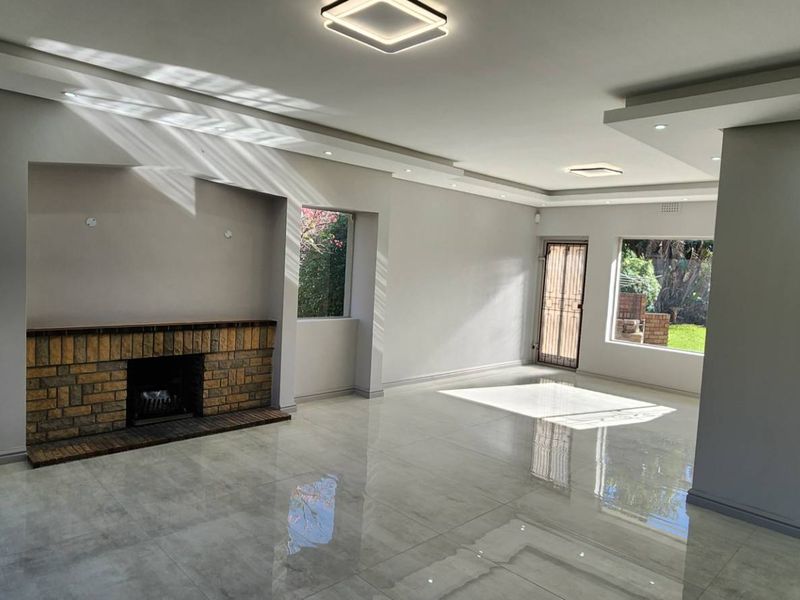 Just Renovated! Beautiful family home with garden flat. - Photo 3