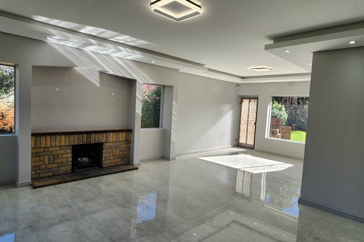 Just Renovated! Beautiful family home with garden flat. - Photo 3