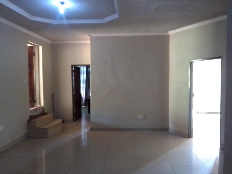 Neat 3-Bedroom Home FOR SALE– Thohoyandou Unit E, Magidi - Photo 4