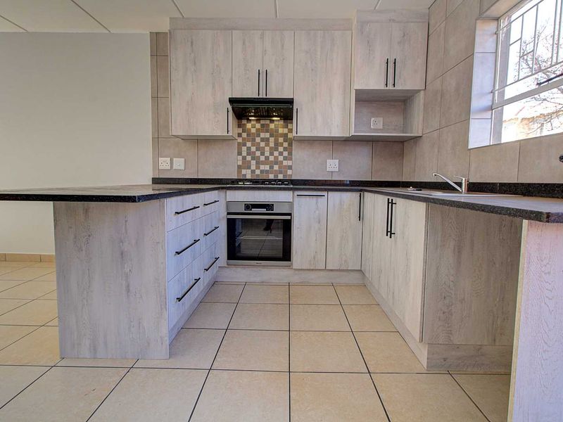 Newly Updated Home with Ensuite & Patio! - Photo 2