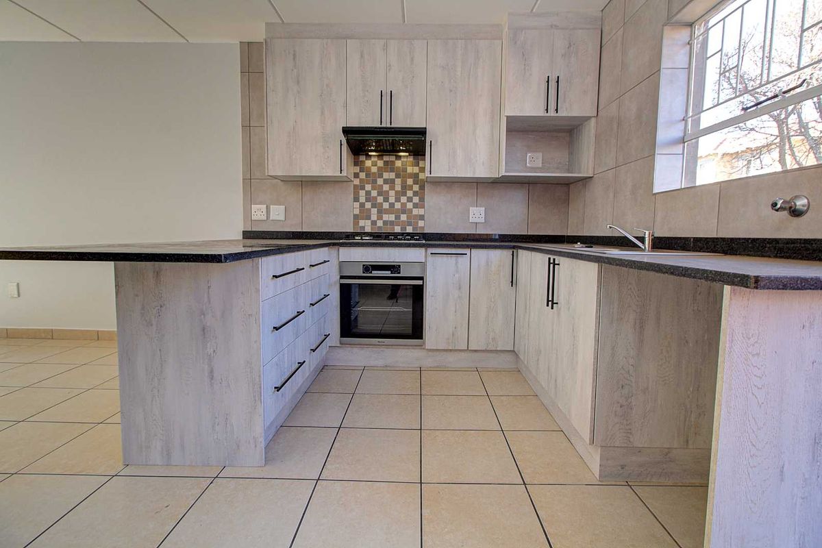 Newly Updated Home with Ensuite & Patio! - Photo 2