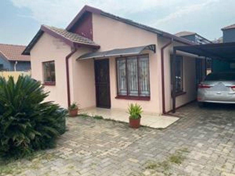 Spacious, Functional, move in ready, 2-Bedroom Home in Prime Location - Photo 1