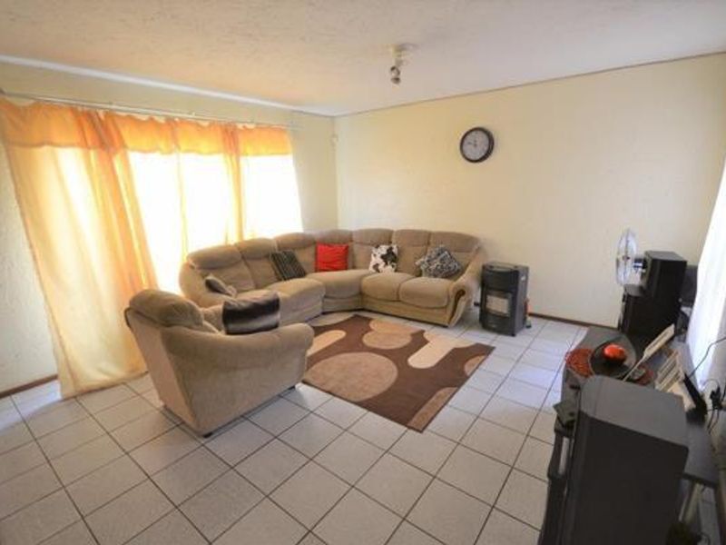 4 x 3 bedroom sectional title townhouses with single lock up garages - Photo 7