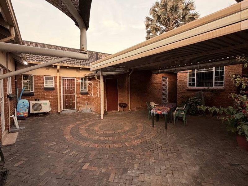 Investment Property with 5 Bachelor Flatlets - Photo 4