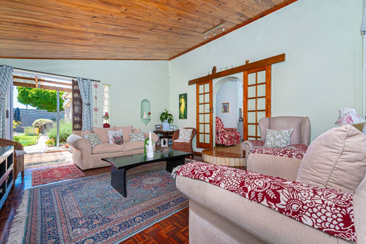Charming 3-Bedroom Family Home in a Lovely, Quiet Pocket - Photo 3
