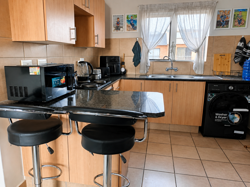Charming 2-Bedroom Apartment in a Secure Complex - Photo 5