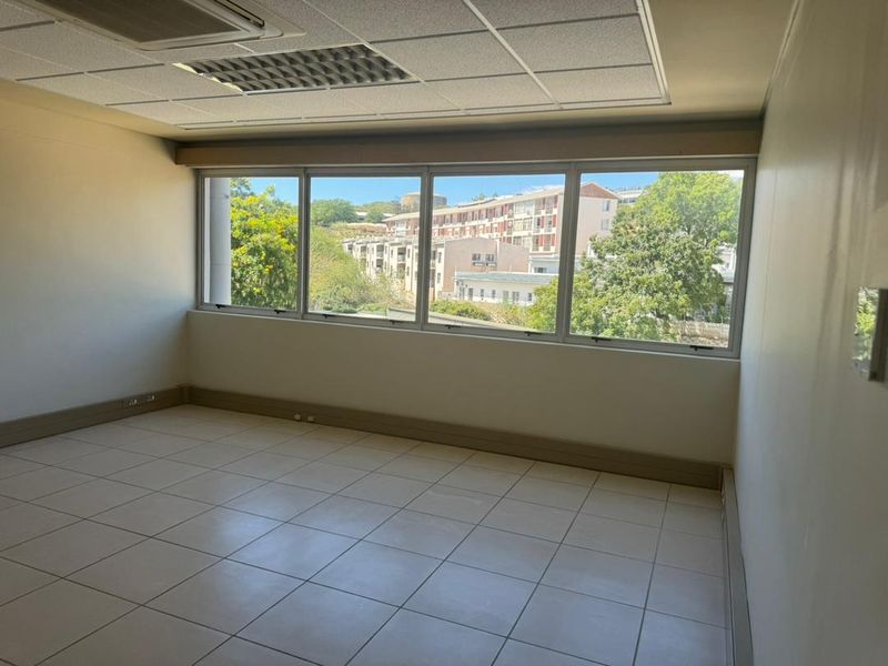MODERN OFFICES TO LET - SHARED BUILDING - Photo 2