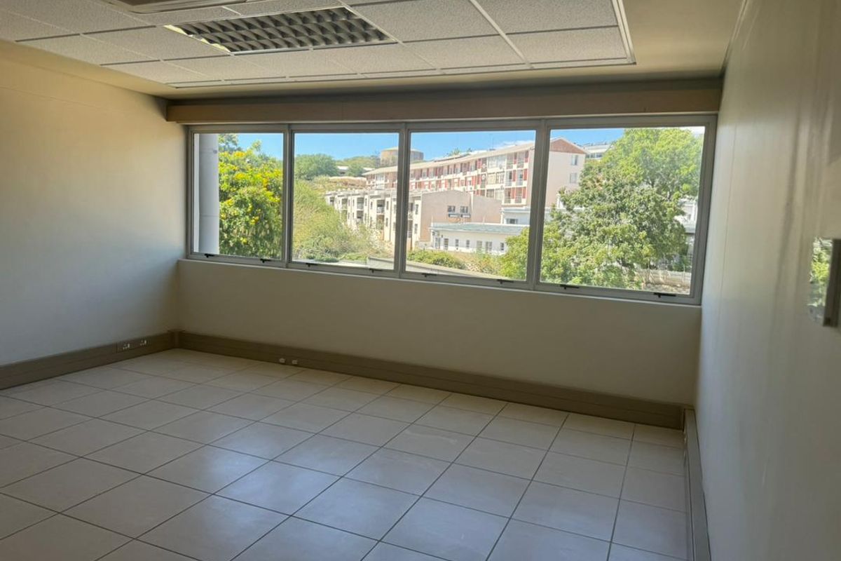 MODERN OFFICES TO LET - SHARED BUILDING - Photo 2