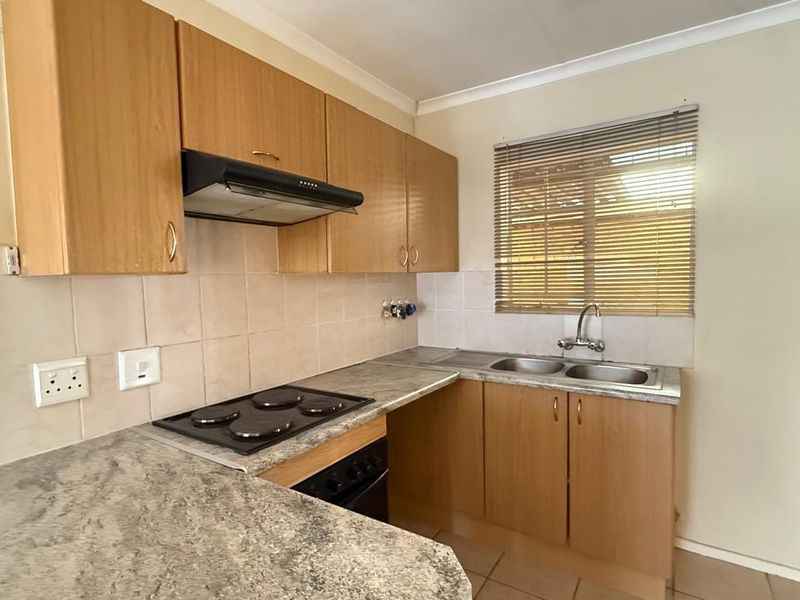 Spacious 3 Bedroom 2 bathroom sectional title unit for the Extended Family Home - Photo 3