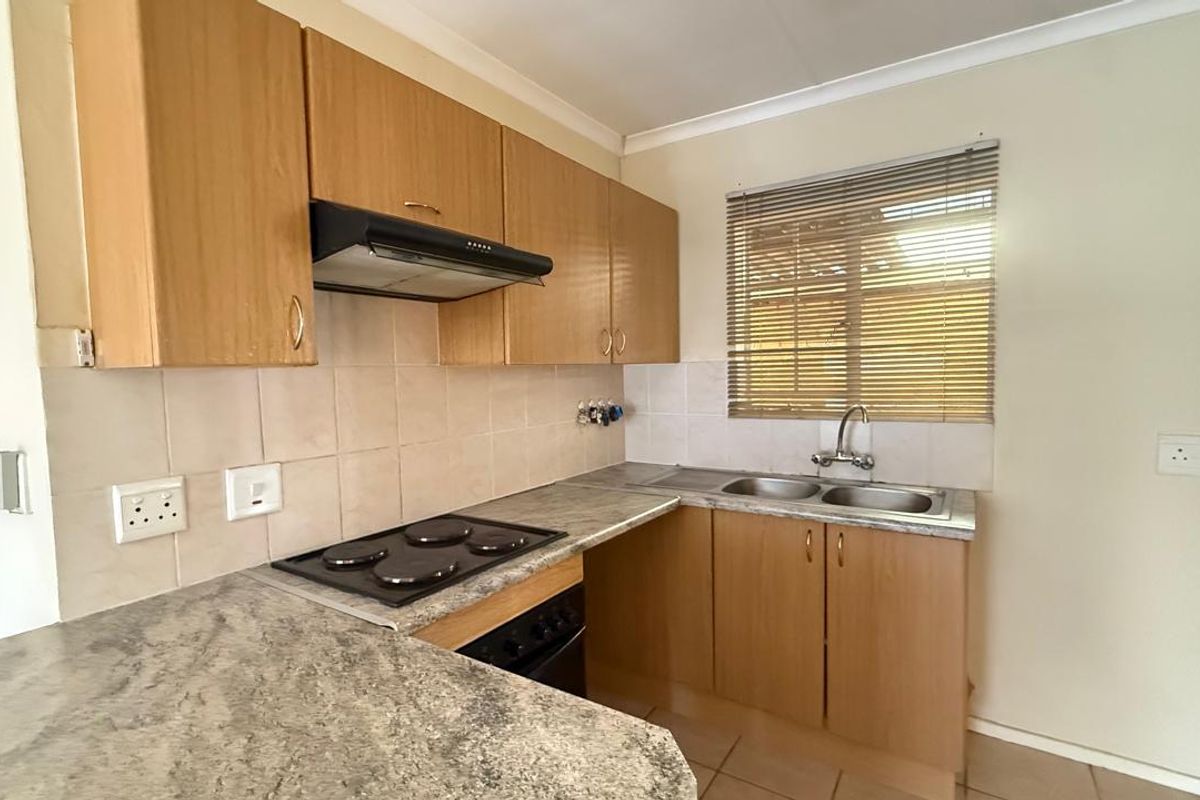 Spacious 3 Bedroom 2 bathroom sectional title unit for the Extended Family Home - Photo 3