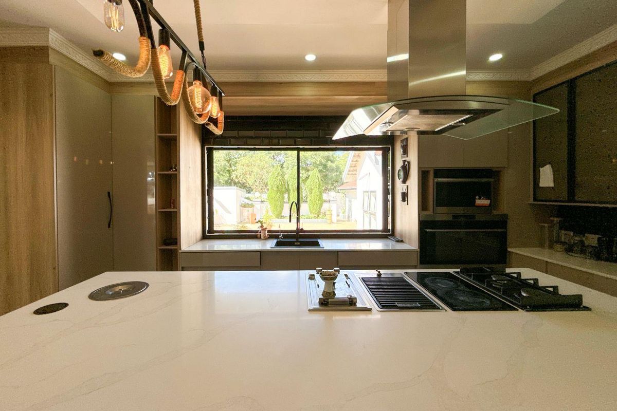 Entertainer’s Dream Family Home in Secure Waterkloof Ridge - Photo 4