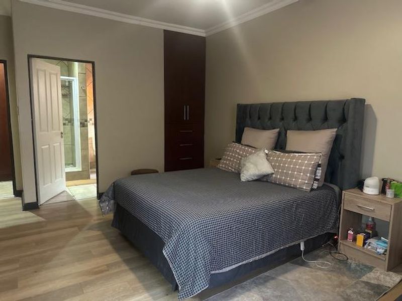 Stylish 3-Bedroom Townhouse - Photo 10